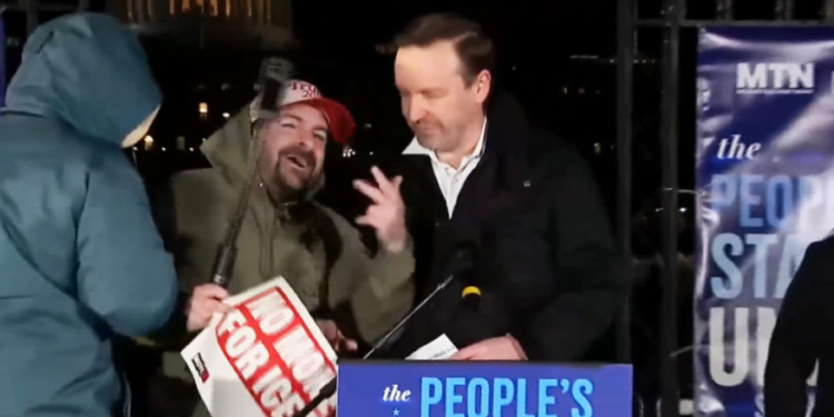 MoveOn’s Tiny Anti-SOTU Has Hecklers Louder Than The Whole Tiny Crowd