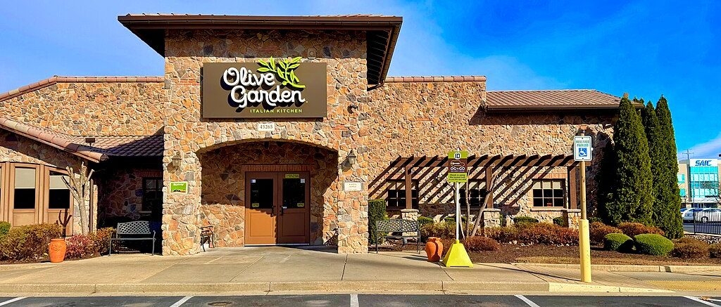 Olive Garden Cook Strips Naked, Plunges Head Into Deep Fryer In Ghastly Workplace Suicide