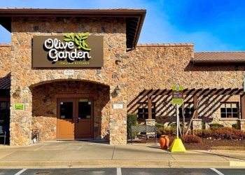 Olive Garden Cook Strips Naked, Plunges Head Into Deep Fryer In Ghastly Workplace Suicide