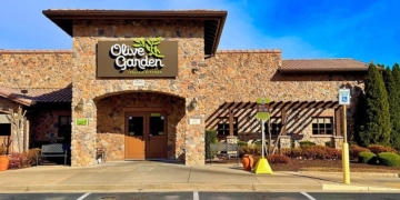 Olive Garden Cook Strips Naked, Plunges Head Into Deep Fryer In Ghastly Workplace Suicide