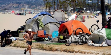 Pookie Pipes and Butcher Knives: Skid Row Residents Tell Officials They’re Killing People
