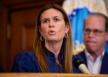 Huckabee Sanders Booted From Restaurant When Employees Feel ‘Threatened’