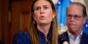 Huckabee Sanders Booted From Restaurant When Employees Feel ‘Threatened’