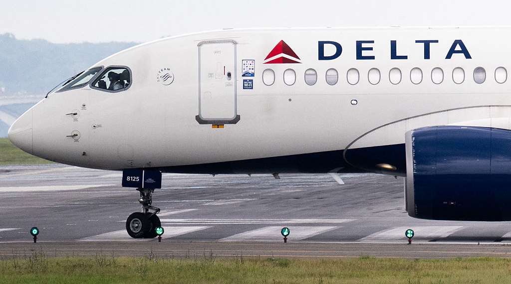 Delta Pulls Perks From Congress Amid Shutdown Fight