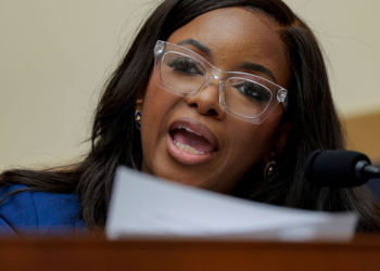 Crockett Defends Hiring After Fugitive Guard Killed in SWAT Standoff