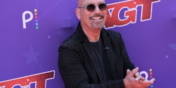 Howie Mandel Rips Ripa, Consuelos Over Compliment