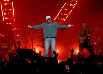 Country Star Snaps, Sends Piano Crashing During Concert
