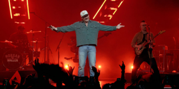 Country Star Snaps, Sends Piano Crashing During Concert
