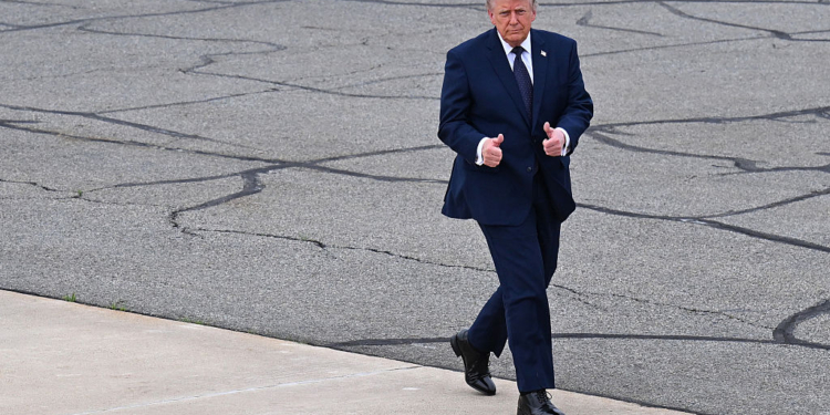 Trump Attacks RHINOS, ‘Dumocrats’ in Memorial Day Posts
